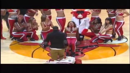 Basket - Une demande en mariage en plein match de NBA