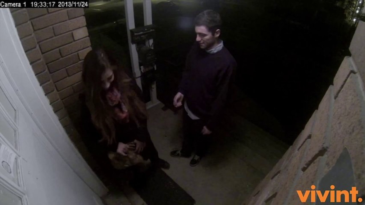 Un mec qui se fait recaler par une fille filmé par une caméra de surveillance