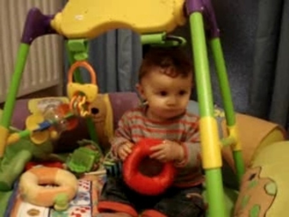 Nolan, ses jouets et son chat