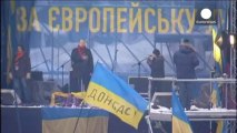 Ucraina: barricate ancora più alte a Maidan. La diplomazia cerca una soluzione alla crisi