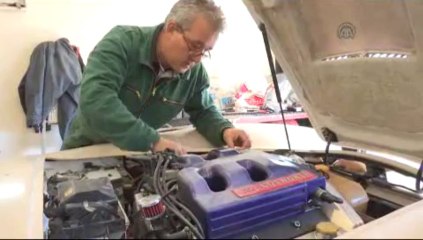 Evinin garajında Shelby Cobra yapıyor