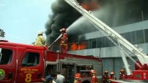 Massive fire destroys tire store in Peru, injures several