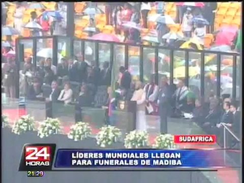 VIDEO: saludo histórico entre Obama y Castro durante funeral de Mandela
