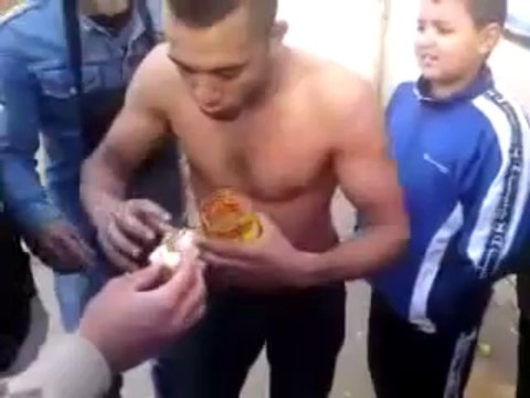 un Algerien mange 2 boites de Harissa mdrrr