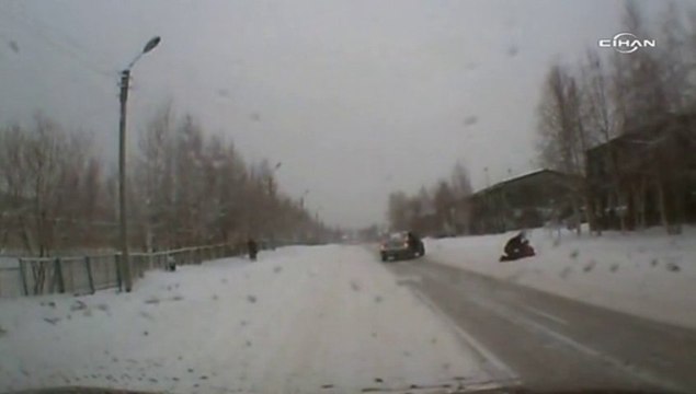 Rusya’da küçük kız aracın altında kaldı