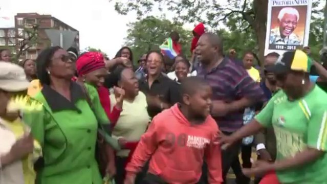 La dépouille de Mandela transportée solennellement dans les rues de Pretoria