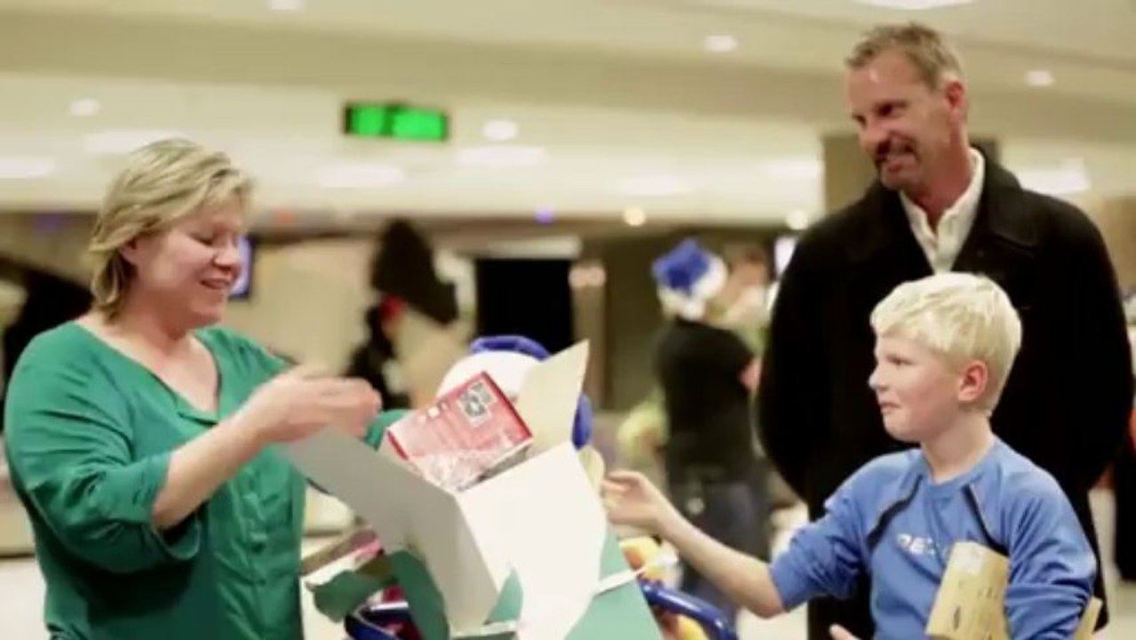 Miracle de NOEL - La compagnie WestJet offre des cadeau à ses passagers!