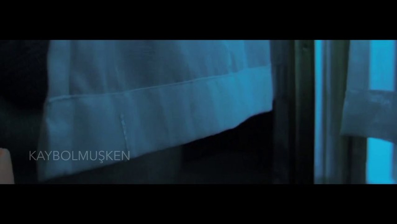 Halil Sezai - Üşürken (Lyric Video)