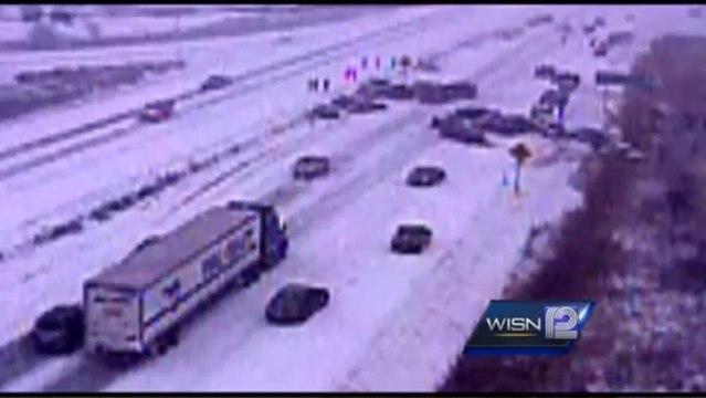Enorme carambolage sur une autoroute à cause d'une tempête de neige.