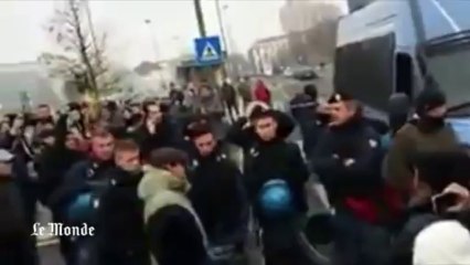 下载视频: Italie : des policiers enlèvent leur casque en solidarité avec les manifestants