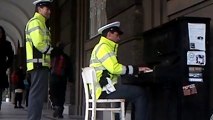 Policier joue du piano dans la rue de Prague