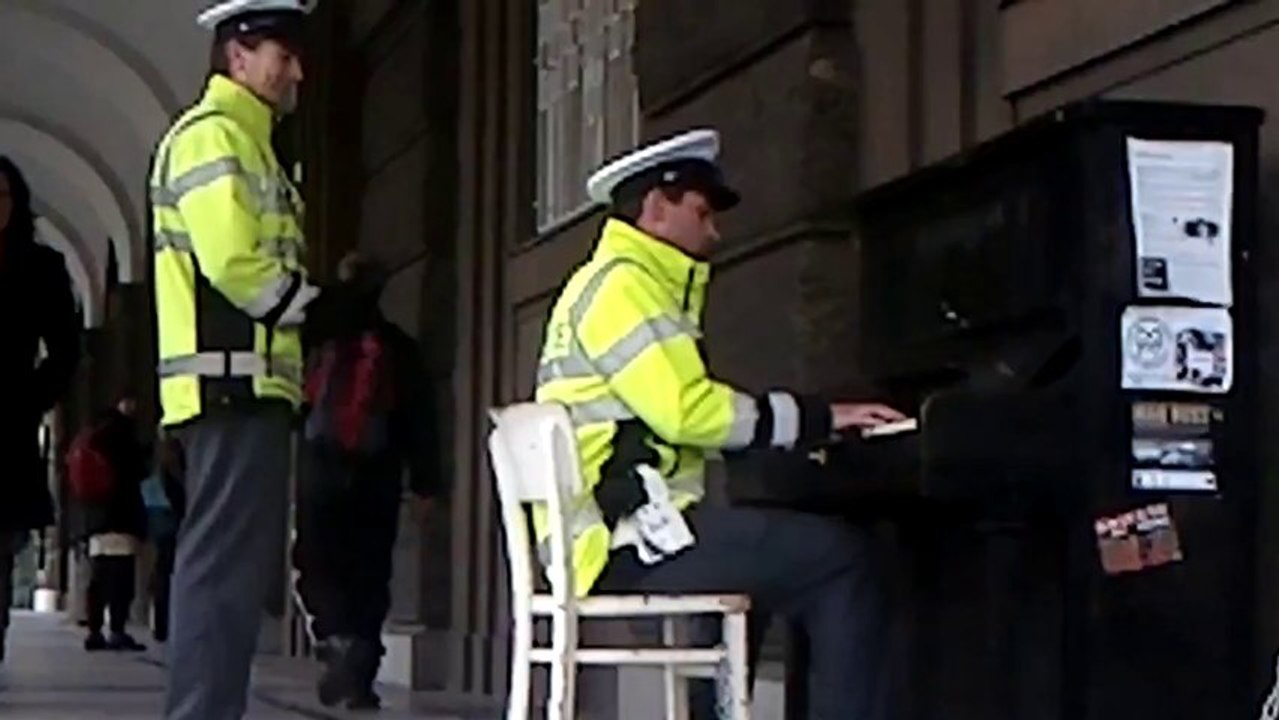 Policier joue du piano dans la rue de Prague