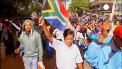 Thousands come to say goodbye to Mandela as his body lies in state