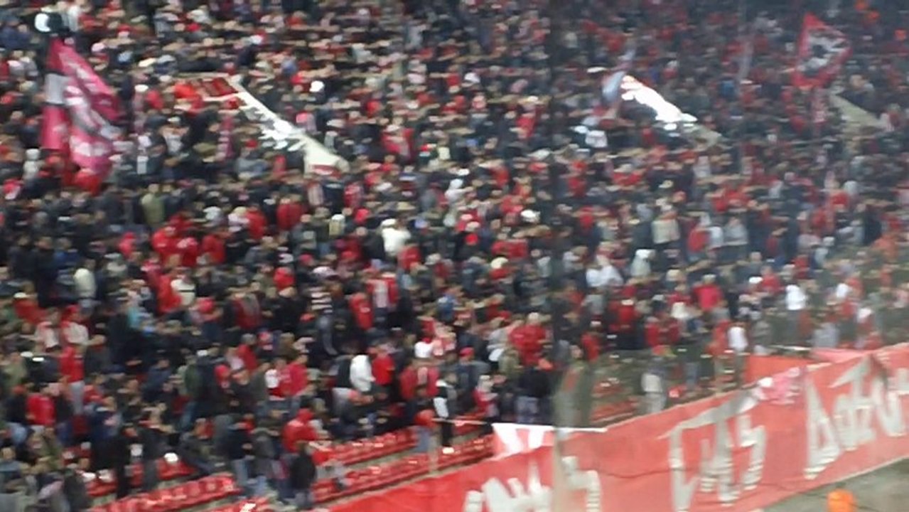 Οι παίκτες του Ολυμπιακού βγαίνουν για προθέρμανση