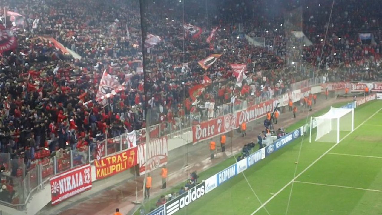 Οι πανηγυρισμοί των παικτών του Ολυμπιακού μετά το τέλος του αγώνα στο "Γεώργιος Καραϊσκάκης"