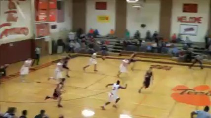 Il réussit un trois points en faisant passer la balle dans son dos et... sort du gymnase