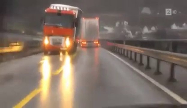 A 2 doigts de la mort - Ils frôlent un camion!