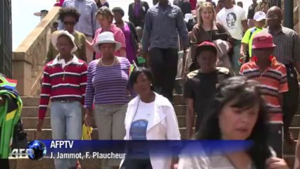 L'émotion saisit les Sud-Africains à la vue de la dépouille