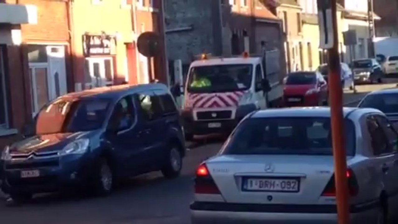 Colfontaine : un bélier charge les passants dans la rue