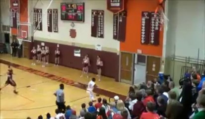 Le plus beau panier de l'année mis de dos et inextrémiste