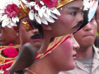 MAQUILLAGE DES DANSEUSES ET DANSEURS BALINAIS