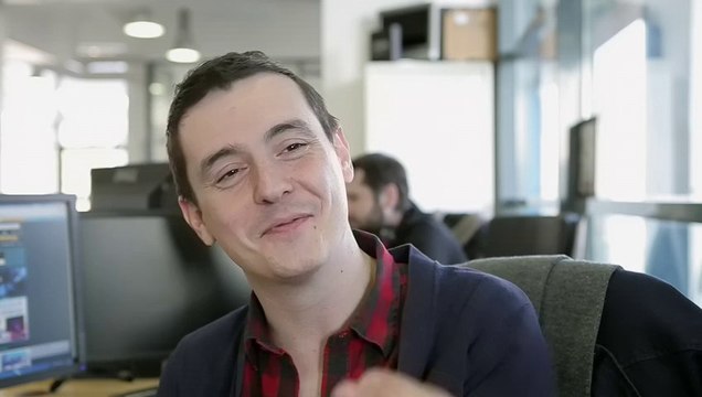 Insolite : Jean-Claude Van Damme fait le grand écart entre deux camions !