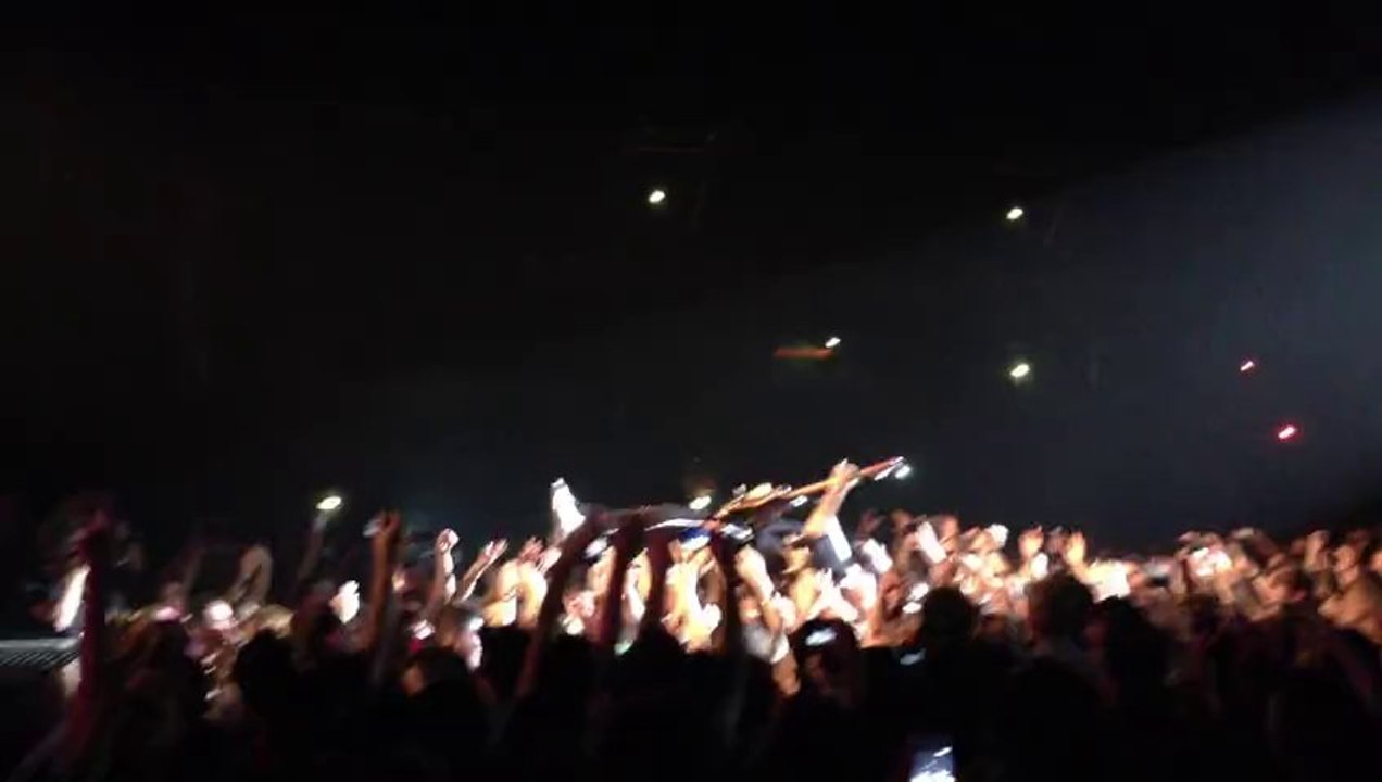-M- - Saut dans le Public [Live au Zénith de Paris]