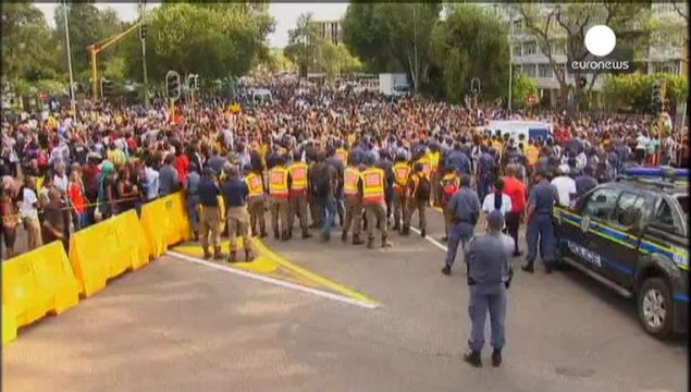 Mandela lies in state as thousands say 'goodbye'