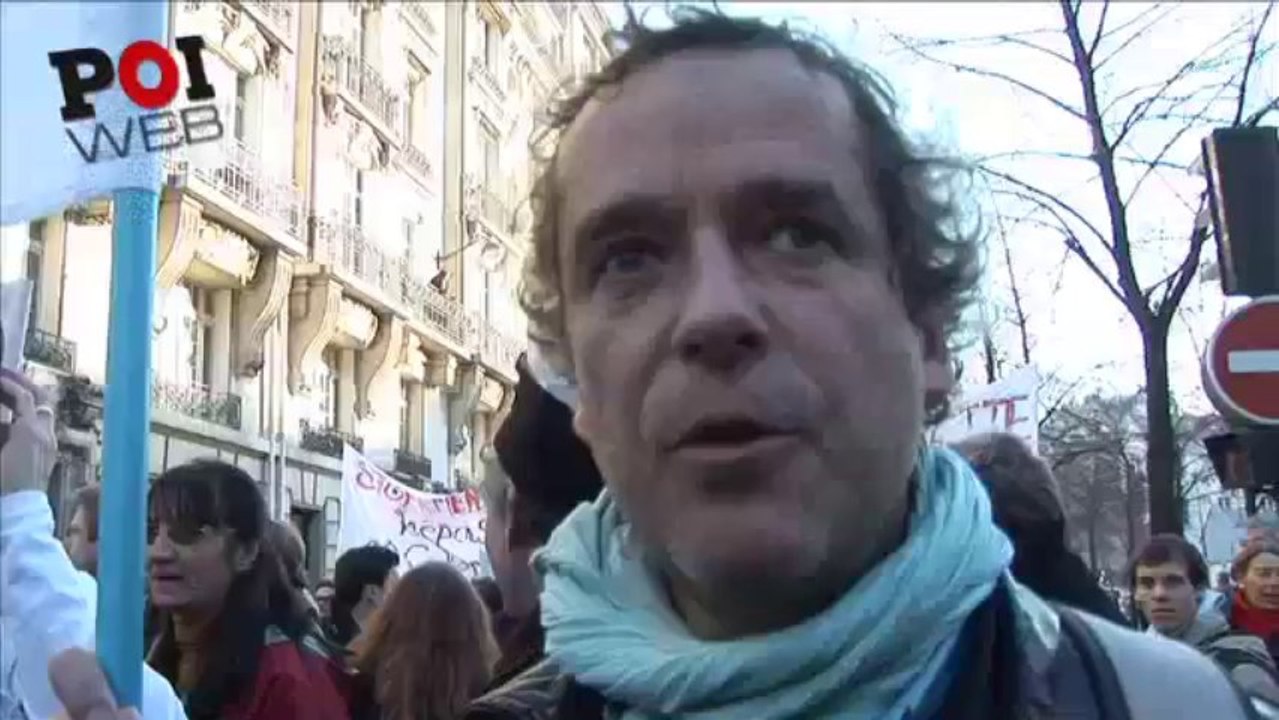 Les professeurs en grève entrainent leurs syndicats et sont rejoints par la jeunesse pour défendre leur statut, les classes préparatoires et l'enseignement public