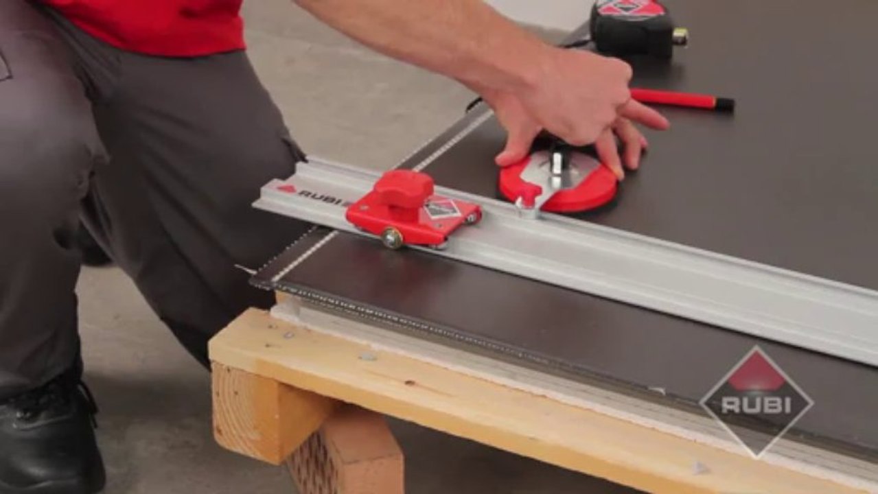 How to cut large tiles with RUBI Slim system cutter Como cortar