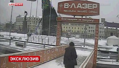 Giant Christmas Tree falling in Vladivostok... Terrible!