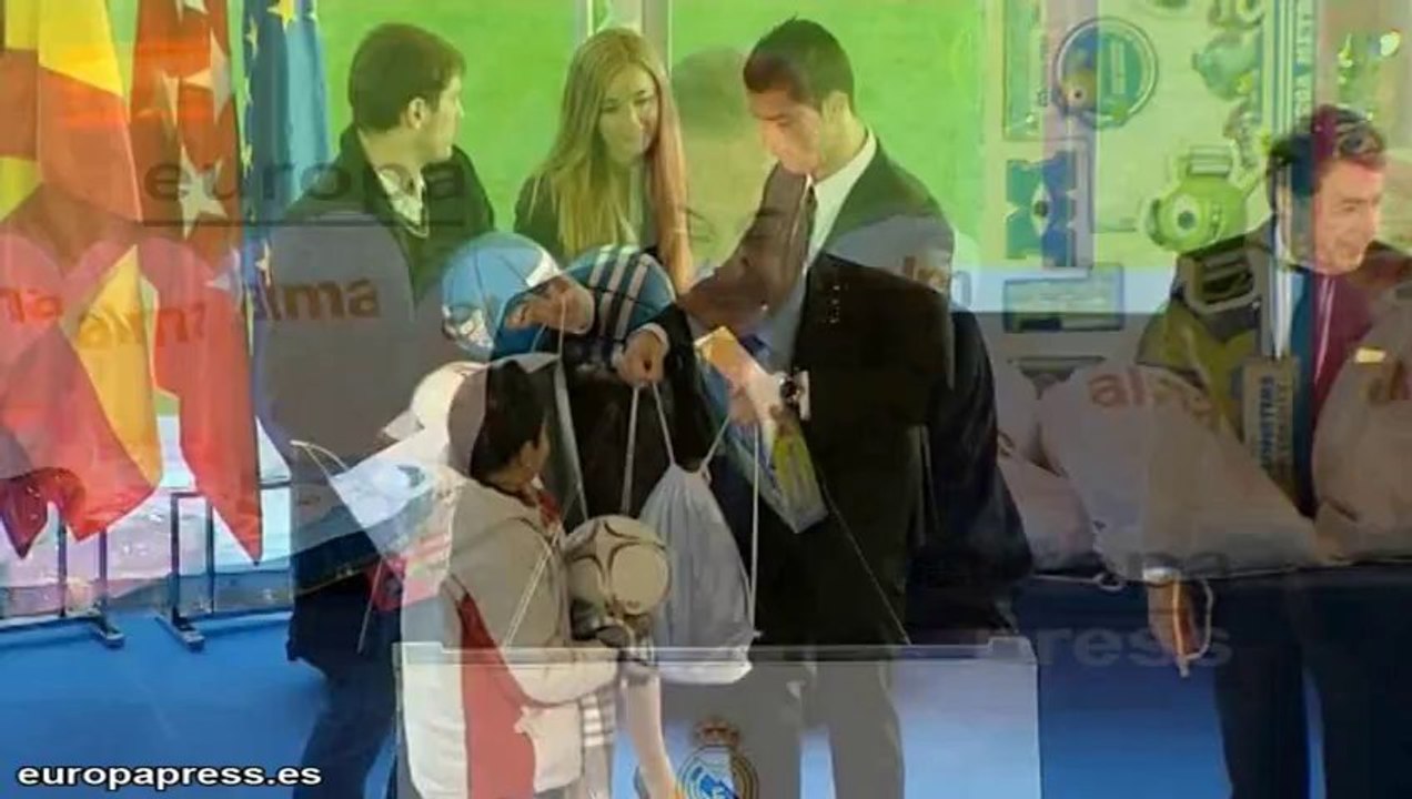 Jugadores del Real Madrid entregan regalos a niños