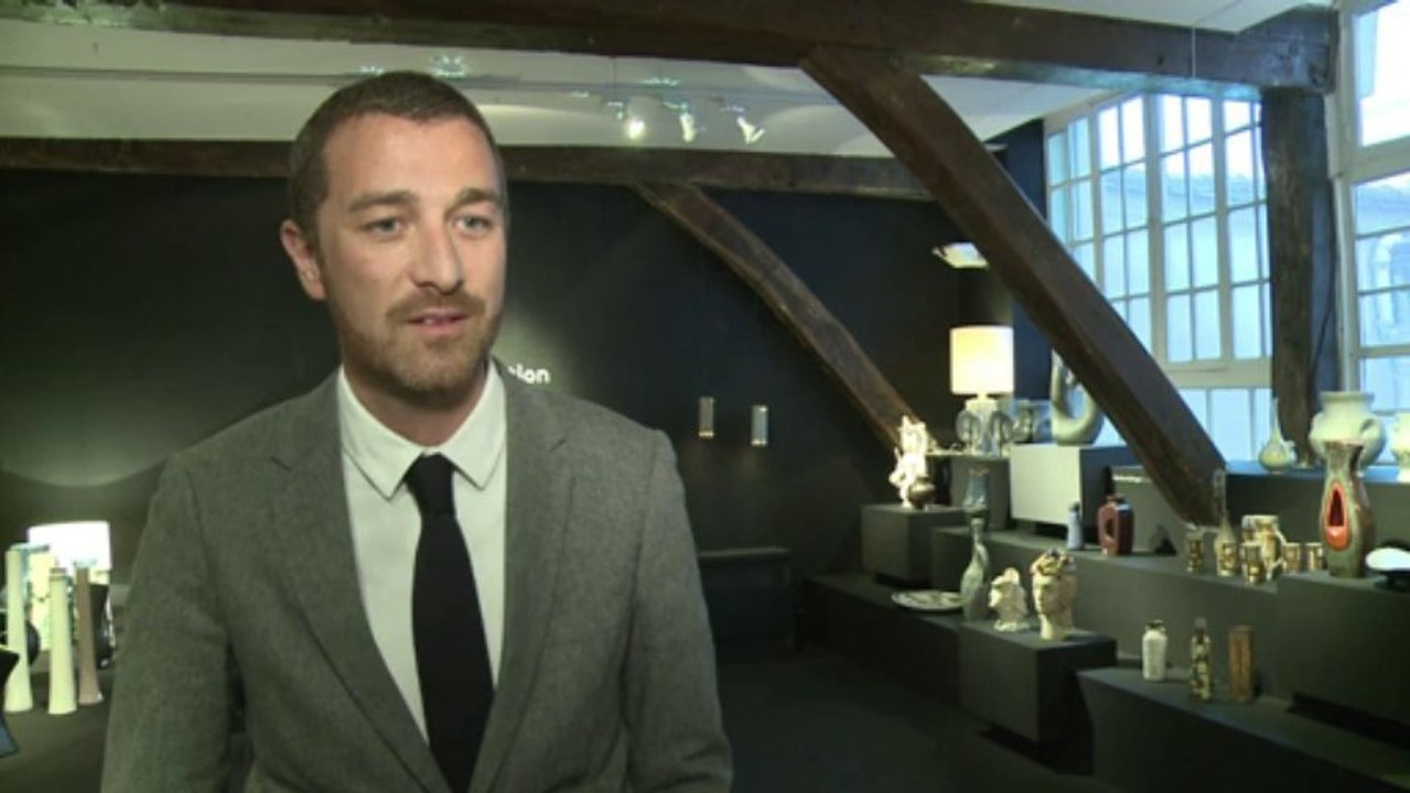 Raf Simons vend sa collection de céramiques aux enchères