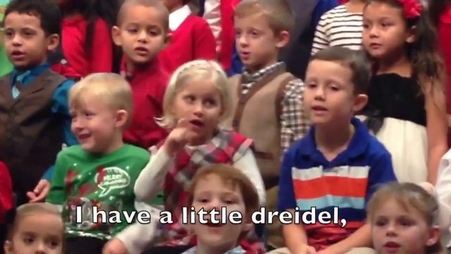 Une petite fille chante en langue des signes pour ses parents sourds! Trop mignon!