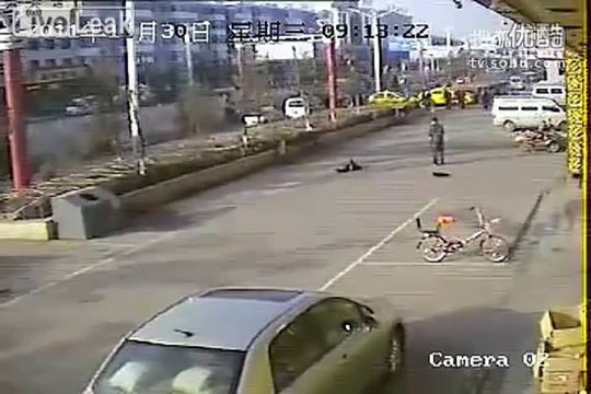 Sokak ortasında kadını FENA DÖVÜYOR