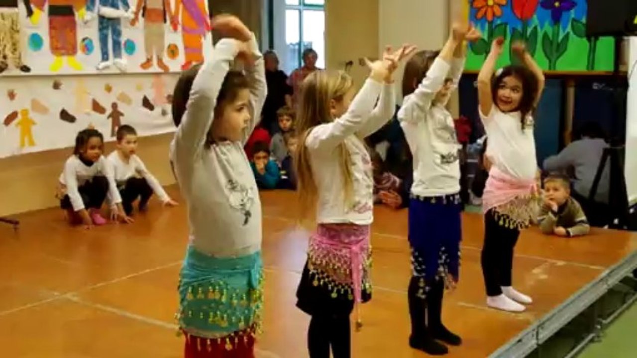 Restitution atelier danse du monde maternelle Saint-Denis-de-Pile