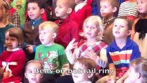 Claire Koch chante une chanson de Noël en langue des signes