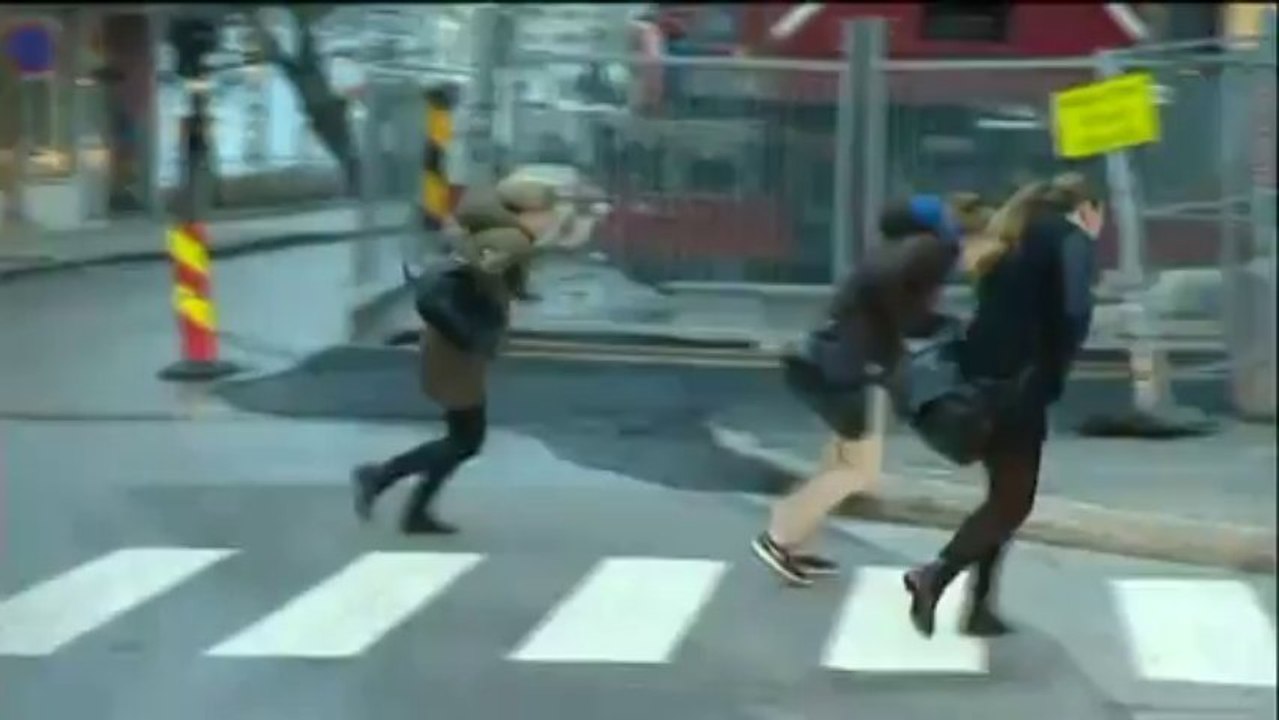 En Norvège, le vent fait marcher les piétons à reculons