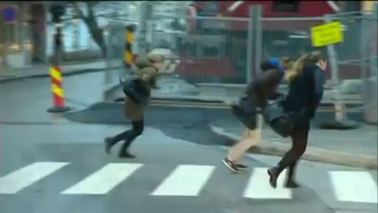 En Norvège, le vent fait marcher les piétons à reculons