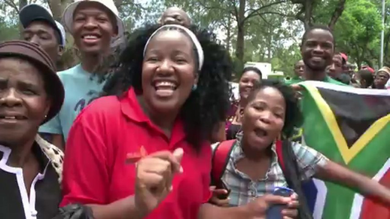 Thousands of South Africans wait to file past Mandela's coffin