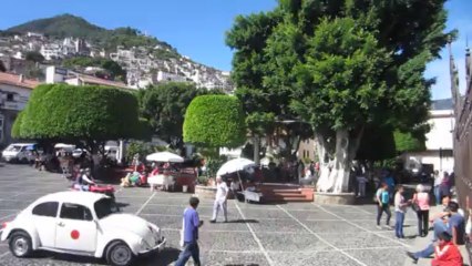 COCCINELLES VOLKSWAGEN AU ZOCALO DE TAXCO  (MEXIQUE ) LE 13 NOVEMBRE 2013