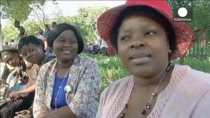 Les Sud-africains se pressent pour dire adieu à Nelson Mandela.