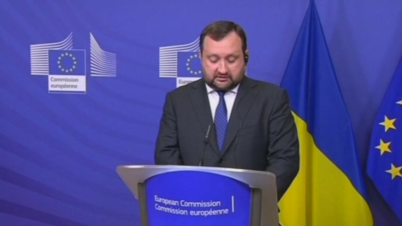 Kiev protesters gather, EU dangles aid promise