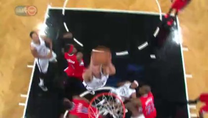 Paul Pierce 殺入禁區吸引防守球員注意後，傳給後上的 Brook Lopez 飛身雙手灌籃~