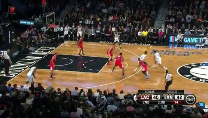 Deron 每次對上CP3 表現都特別好! 這球晃過 CP3 後出手命中3分球!