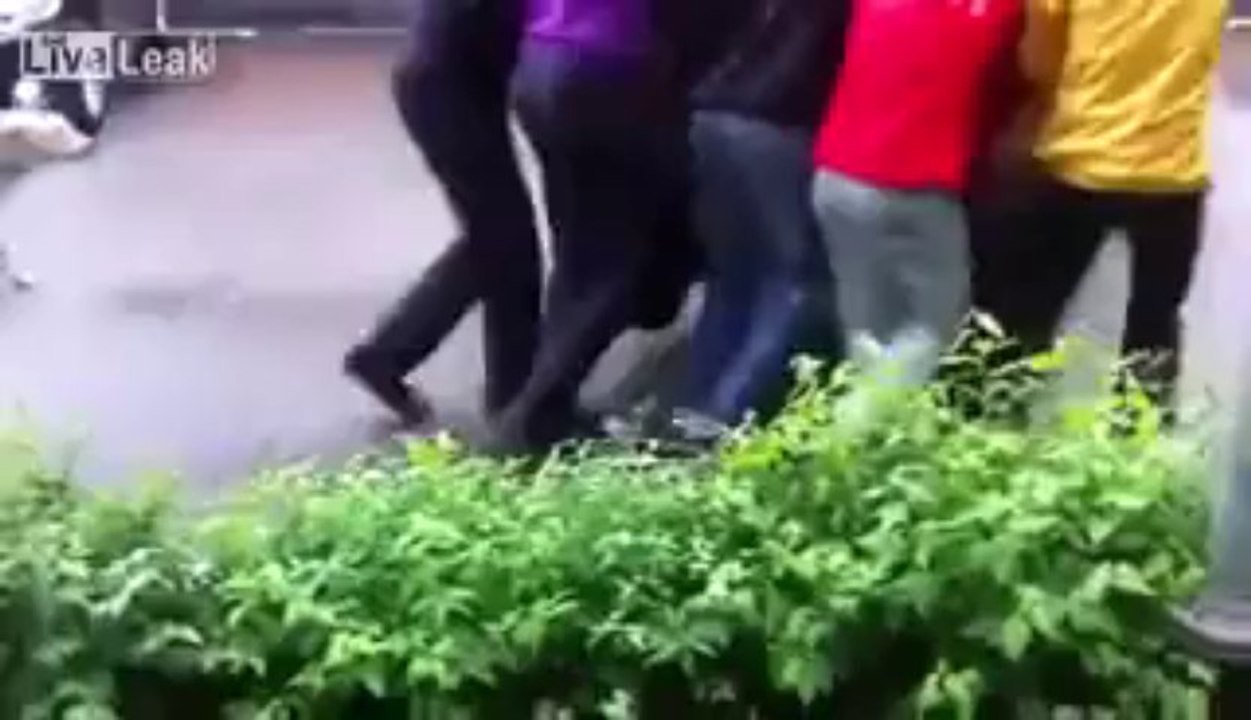 Awesome way to Park a car... need muscle to do it! - Vidéo Dailymotion