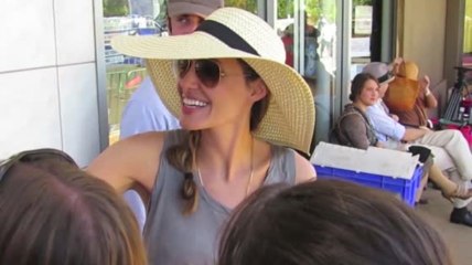 Angelina Jolie saluda a sus fans mientras graba 'Unbroken'