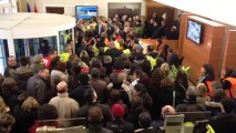 250 grévistes interpellent les élus au Conseil général de la Manche