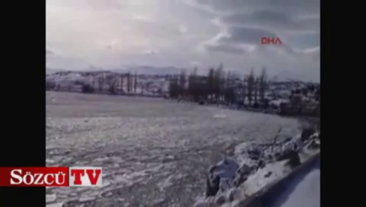 Çıldır Gölü'nün yüzeyi buz tuttu