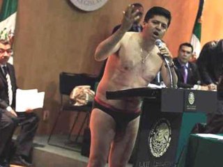 ZAPPING ACTU DU 13/12/2013 - Un député mexicain en slip au Parlement